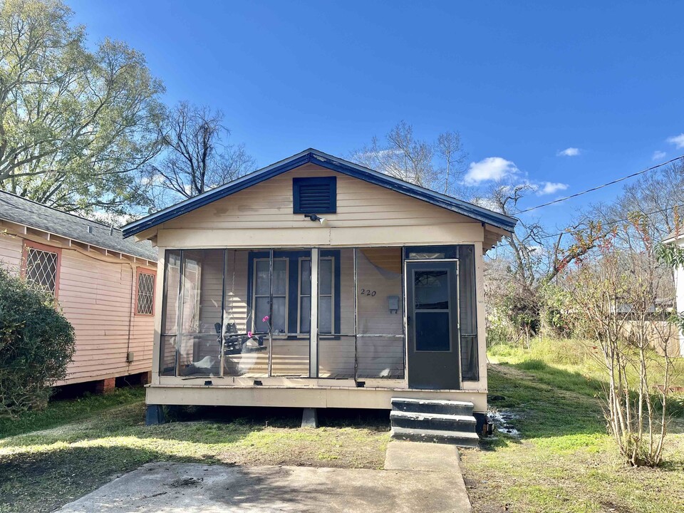 220 Evergreen Dr in Baton Rouge, LA - Building Photo