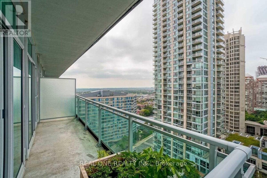 223-1223 Webb Dr in Mississauga, ON - Building Photo