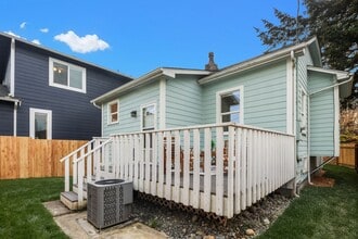 8136 18th Ave SW in Seattle, WA - Building Photo - Building Photo