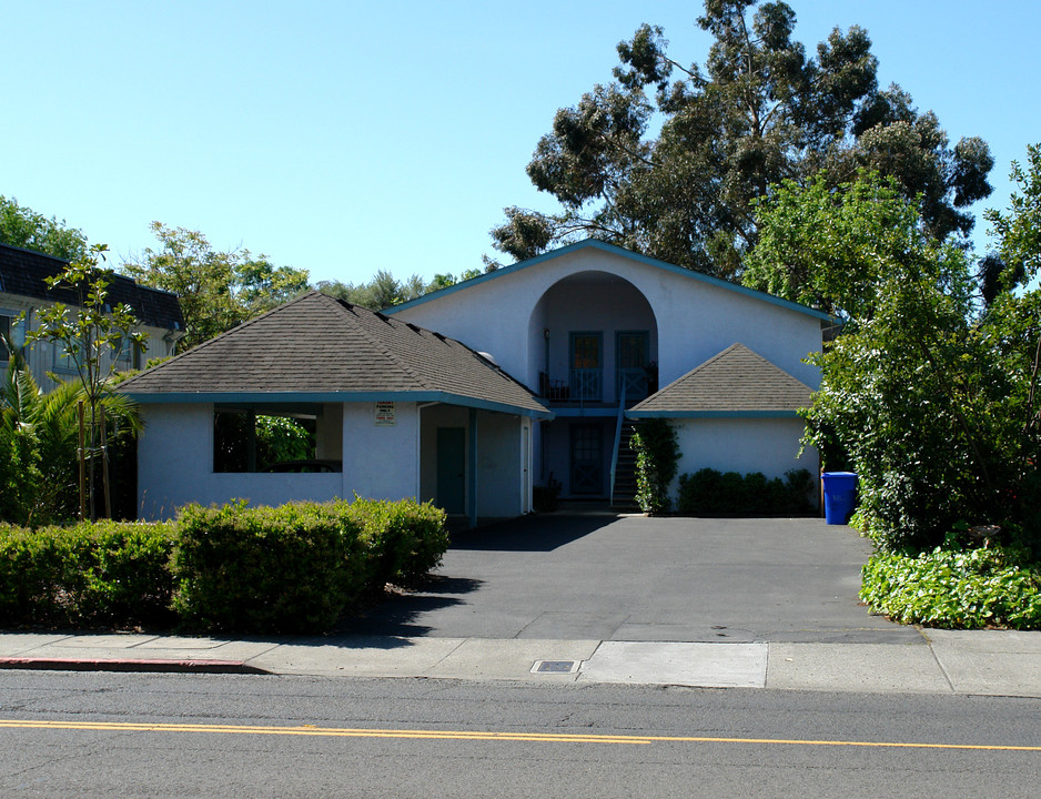 415 W Napa St in Sonoma, CA - Building Photo