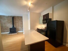 2214 N Clark St-Unit -204 in Chicago, IL - Building Photo - Building Photo
