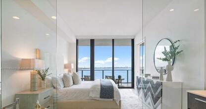 240 Biscayne Blvd in Miami, FL - Building Photo - Building Photo