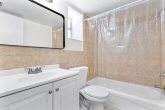 1715 N 16th Ave in Hollywood, FL - Foto de edificio - Building Photo