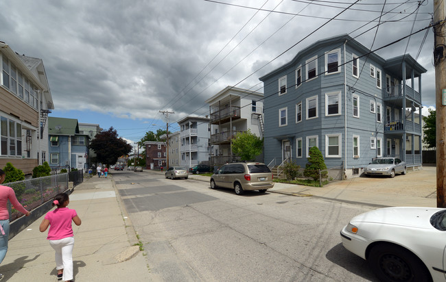 239 Cowden St in Central Falls, RI - Foto de edificio - Building Photo