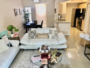 2532 Centergate Dr in Miramar, FL - Building Photo - Building Photo