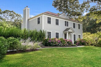 30 Old Fish Cove Rd in Southampton, NY - Building Photo - Building Photo