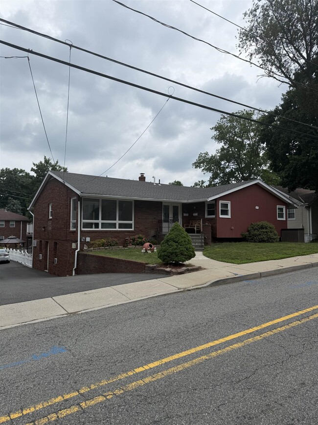 property at 121 Sunset Pl