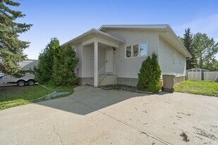 9609-65ave 65 Ave in Grande Prairie, AB - Building Photo