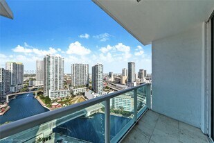 31 SE 5th St, Unit 3421 in Miami, FL - Building Photo