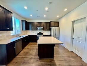1862 Dunite Dr in Los Banos, CA - Building Photo - Building Photo