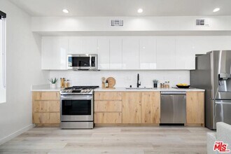 124 S Croft Ave-Unit -401 in Los Angeles, CA - Building Photo - Building Photo