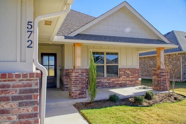 572 Hackberry Ln in Goldsby, OK - Building Photo - Building Photo