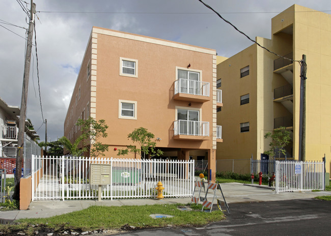 2735 NW 17th Ter in Miami, FL - Building Photo - Building Photo