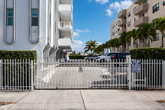 Knightsbridge Condominium in Miami Beach, FL - Building Photo - Building Photo