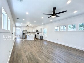 1804 E Crockett St in San Antonio, TX - Building Photo - Building Photo