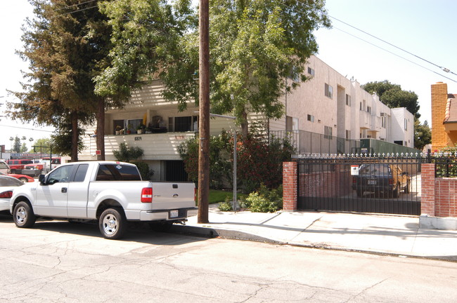 6819 Whitsett Ave in Van Nuys, CA - Building Photo - Building Photo