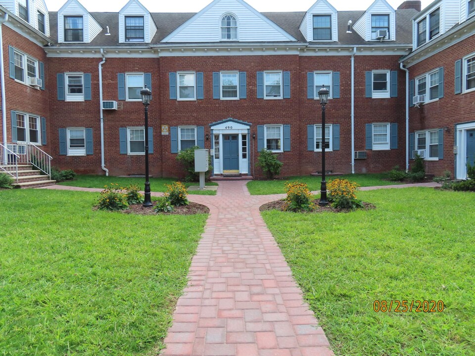 Beverly Gardens in Teaneck, NJ - Building Photo