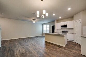 619 Harvest Moon Dr in Venus, TX - Foto de edificio - Building Photo
