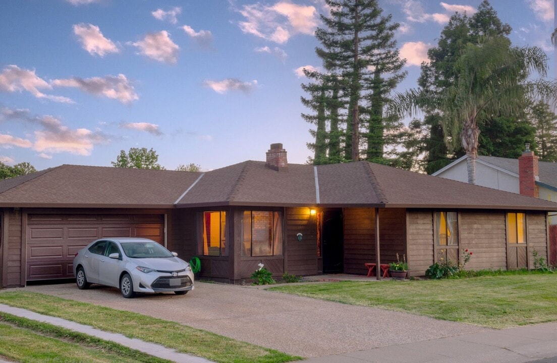 1922 Elliott Dr in Yuba City, CA - Building Photo