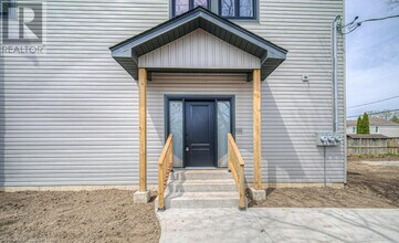 1 Bond St in Cambridge, ON - Building Photo - Building Photo