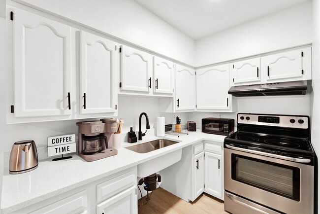 Corewell Apartments in Farmington Hills, MI - Foto de edificio - Building Photo