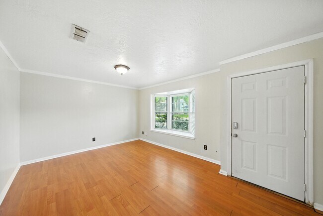 10666 Hazelhurst Dr in Houston, TX - Building Photo - Building Photo