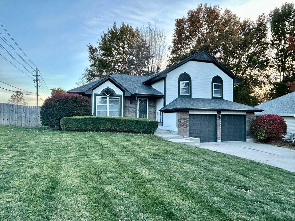 1001 SW Twin Creek Dr in Lee's Summit, MO - Building Photo