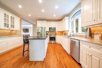 64 Riverford Rd in Brookfield, CT - Foto de edificio - Building Photo
