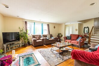 178 W Ridge Dr in West Hartford, CT - Building Photo - Building Photo