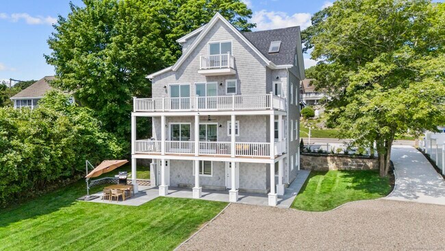 270 Elm St in Groton, CT - Building Photo - Building Photo