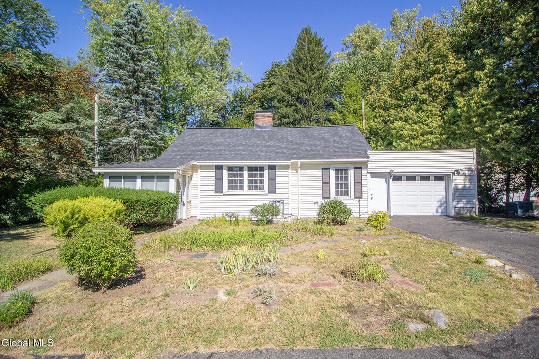 183 Old Niskayuna Rd in Latham, NY - Foto de edificio