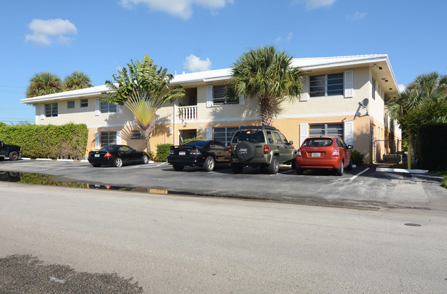 Camellia House in Pompano Beach, FL - Foto de edificio - Building Photo