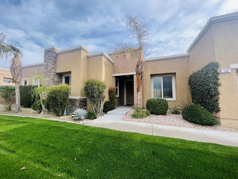 16 Canyon Lake Dr in Rancho Mirage, CA - Foto de edificio