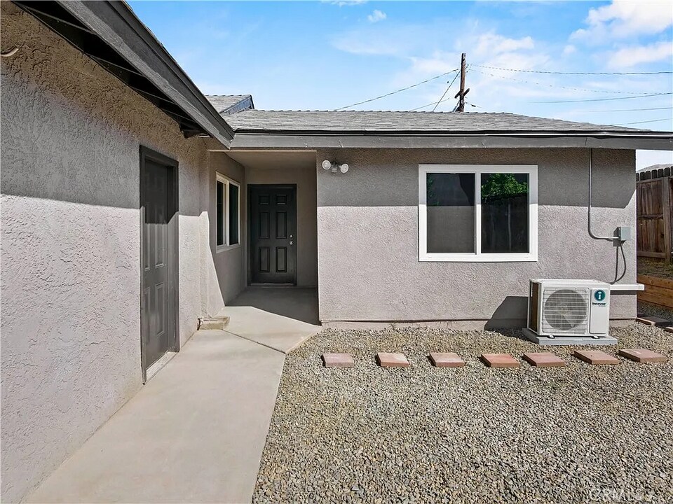 24140 Ironwood Ave, Unit 1 in Moreno Valley, CA - Foto de edificio
