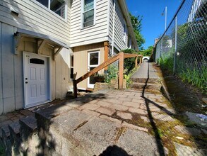 611 Cedar Ave S in Renton, WA - Building Photo - Building Photo