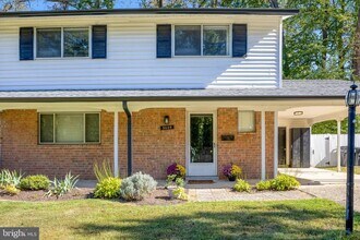 5609 Rolling Rd in Springfield, VA - Building Photo - Building Photo