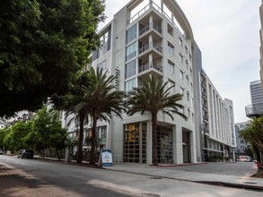 Desmond at Wilshire in Los Angeles, CA - Building Photo - Building Photo