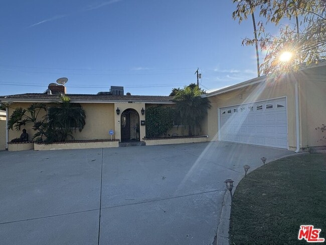 20424 Marilla St in Los Angeles, CA - Building Photo - Building Photo