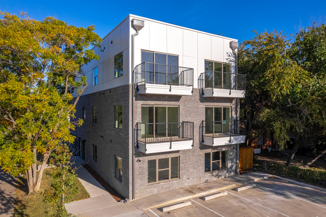 The Flats at Medical District in Dallas, TX - Building Photo - Building Photo