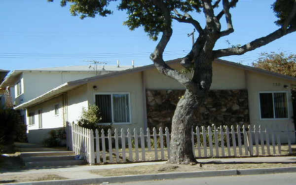 730 Shalimar Dr in Costa Mesa, CA - Foto de edificio - Building Photo