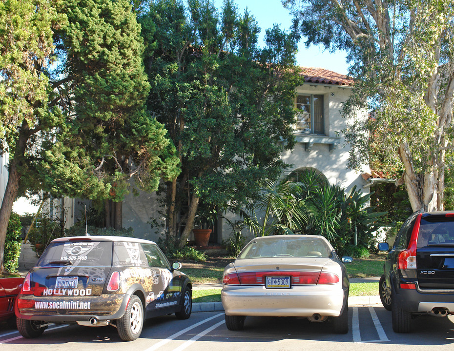 436 S Cloverdale Ave in Los Angeles, CA - Building Photo