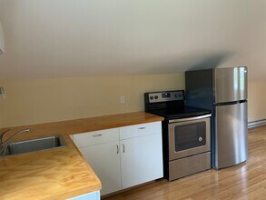 8 Coleman Rd, Unit Studio in Hyde Park, NY - Building Photo - Building Photo