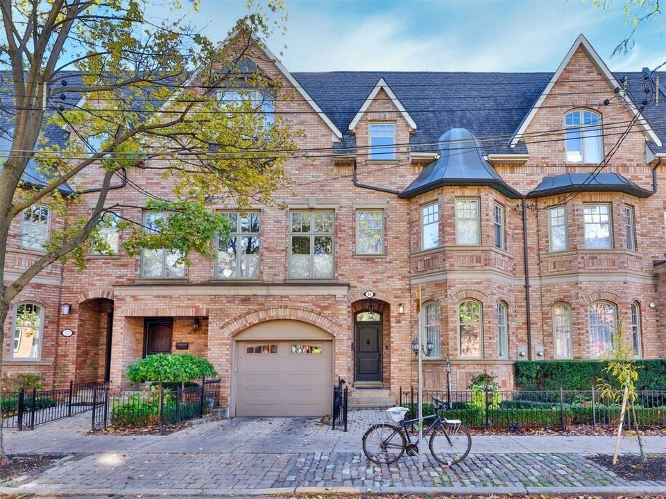 31 Webster Ave in Toronto, ON - Building Photo