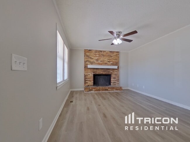 327 Westridge Rd in Elgin, SC - Foto de edificio - Building Photo