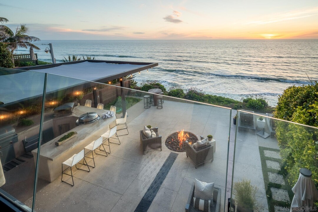 282 Neptune Ave in Encinitas, CA - Foto de edificio