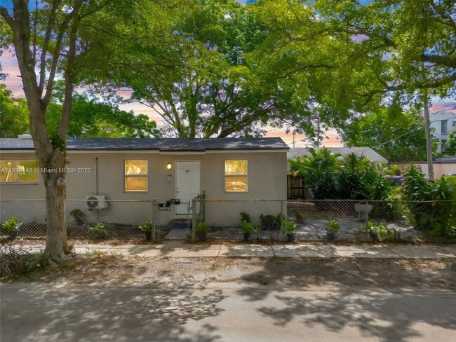 1956 Madison St in Hollywood, FL - Foto de edificio - Building Photo
