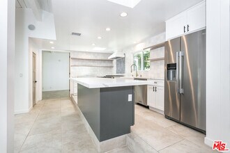16733 Oak View Dr in Los Angeles, CA - Building Photo - Building Photo