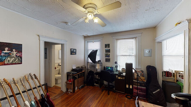 251 Kelton St, Unit 10 in Boston, MA - Foto de edificio - Building Photo