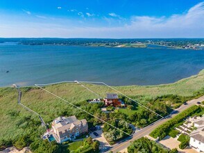 360 Dune Rd in Bridgehampton, NY - Foto de edificio - Building Photo