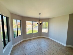 38343 5th Pl W in Palmdale, CA - Foto de edificio - Building Photo